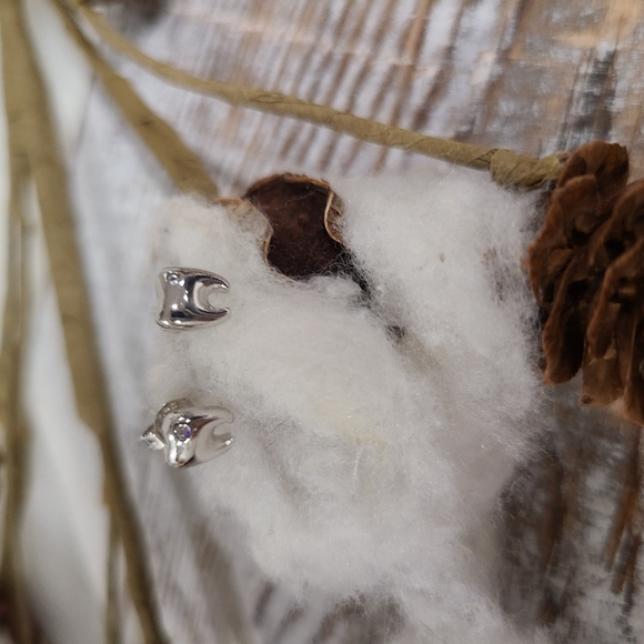 🦷🦷NEW🦷🦷ADORABLE!! 925 Sterling Silver Tooth Earrings with tiny CZ🦷🦷 - Picture 5 of 13